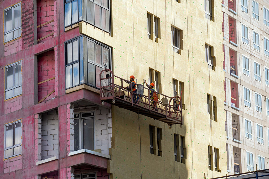 Монтажные работы витражного остекления на фасаде дома «Куинджи»