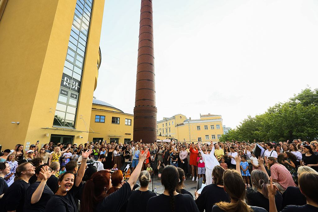 Песни из любимых фильмов у стен Левашовского хлебозавода Песни из любимых фильмов у стен Левашовского хлебозавода