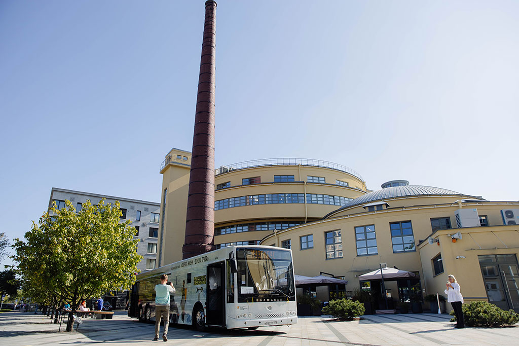 Музеобус на площади у Левашовского хлебозавода
