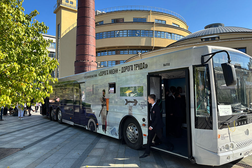 Музеобус на площади у Левашовского хлебозавода