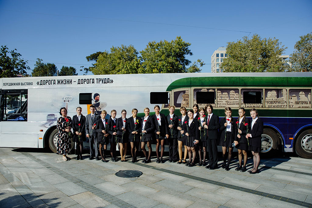 Дети у Музеобуса на площиди перед Левашовским Хлебозаводом