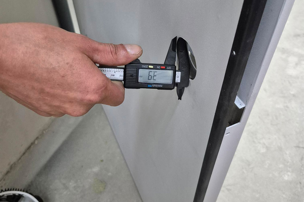 Проверка качества дверей на производстве