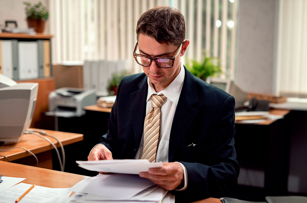 Юрист проверяет документы